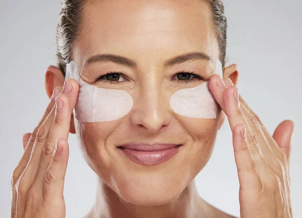 Kesejahteraan Mata Perawatan Kulit Dan Wanita Dewasa Dengan Produk Dermatologi — Stok Foto