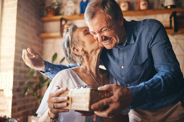 Yaşlılar Çiftler Hediyeler Sürprizler Öpücükler Evde Bir Arada Erkek Kadın — Stok fotoğraf