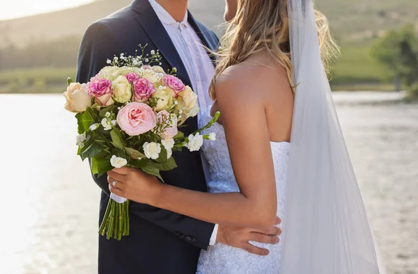Buquê Flores Casamento Abraço Com Casal Natureza Para Compromisso Cerimônia — Fotografia de Stock