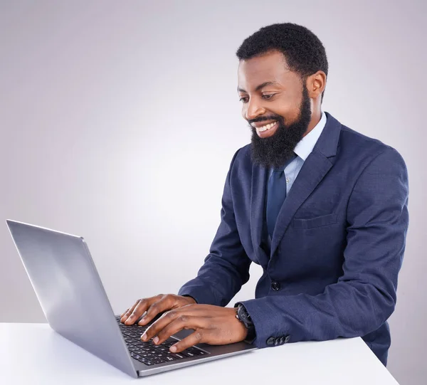 Щасливий Чорний Чоловік Бізнес Ноутбук Студії Планування Корпоративних Досліджень Інтернету — стокове фото