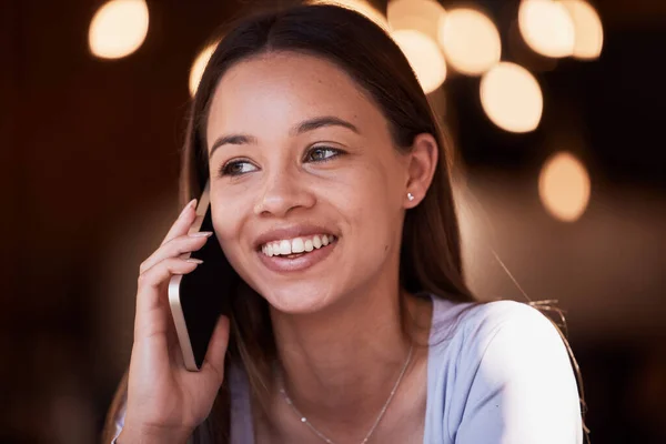 Mobiele Telefoongesprek Communicatie Gezicht Van Gelukkige Vrouw Die Luistert Praat — Stockfoto