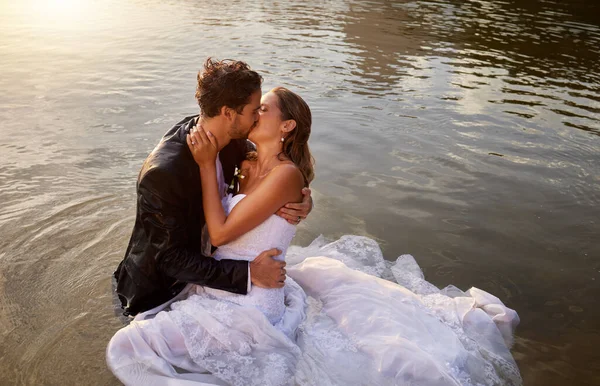 Свадьба Поцелуй Пара Воде Озера Отпраздновать Закат Брака Открытом Воздухе — стоковое фото