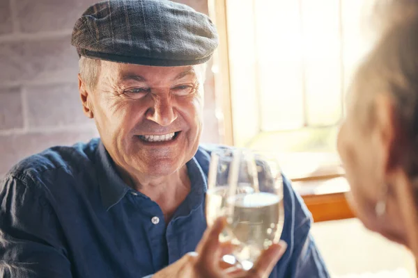 Champagne Roti Panggang Perayaan Dan Pasangan Senior Dengan Senyum Tentang — Stok Foto