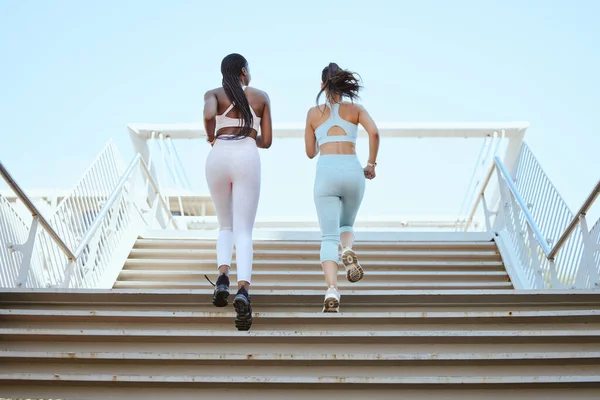 Fitnessvrienden Hardlooptrappen Vrouwen Trainen Samen Voor Een Gezonde Levensstijl Wellness — Stockfoto