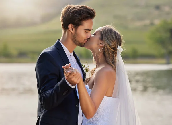 婚礼之吻 夫妻与新娘在一起感受爱情 关怀与支持 年轻人的天性 幸福和手牵手 充满了来自信任和承诺的浪漫 — 图库照片