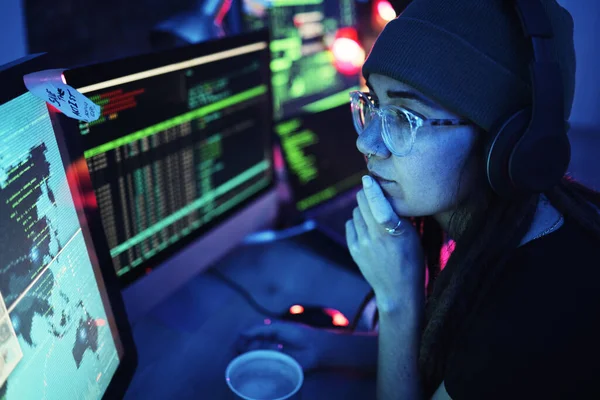 Kadın Bilgisayar Bilgisayar Kulaklıkla Düşünme Siber Güvenlik Için Programlama Müzik — Stok fotoğraf
