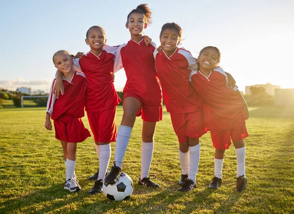 サッカー チームスポーツ 一緒に芝生のフィールド上でサッカーゲームのための子供のトレーニングの肖像画 学校でのスポーツ試合のためのパートナーシップとチームワークで女の子選手の幸せ 笑顔と若いグループ — ストック写真