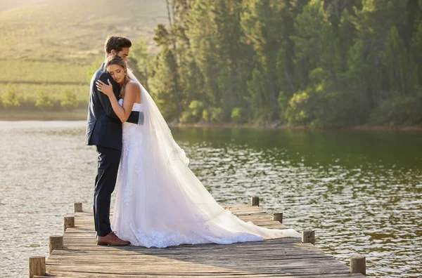 Casamento Casal Abraço Amor Por Lago Natureza Para Relaxar Romântica — Fotografia de Stock