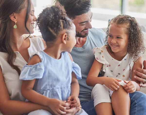 Familia Interracial Los Niños Sonríen Los Padres Sofá Sala Estar —  Fotos de Stock