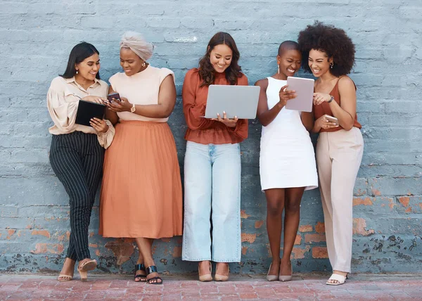 女人在砖墙上与技术沟通 社交网络和建议 城市中使用技术工作的女雇员的团队 多样性和群体 — 图库照片