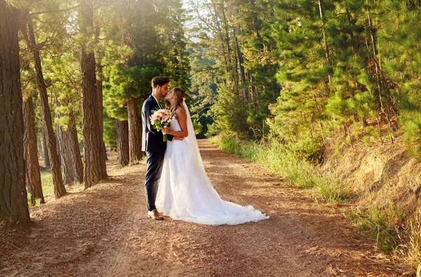 Casamento Casado Casal Beijo Floresta Jardim Natureza Para Celebração Amor — Fotografia de Stock