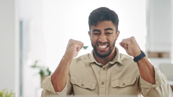 歓声と利益 販売やオンライン競争のためのお祝いで男とラップトップを獲得 幸せな勝者やインド人は贈り物やボーナスのためのコンピュータ上の拳ポンプで祝う — ストック動画