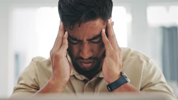 Stress Mal Testa Burnout Con Uomo Freelance Che Soffre Dolore — Video Stock