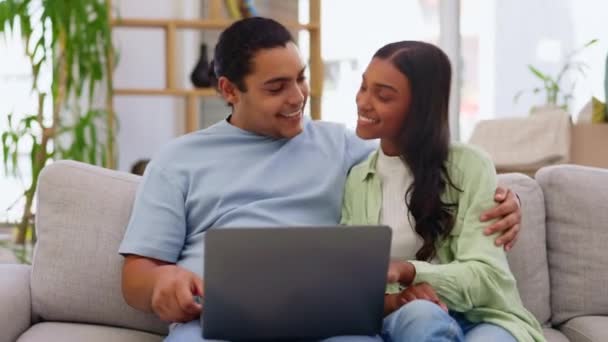 Miłość Relaks Para Kanapie Laptopie Oglądanie Filmu Uśmiechem Relacją Śmiechem — Wideo stockowe