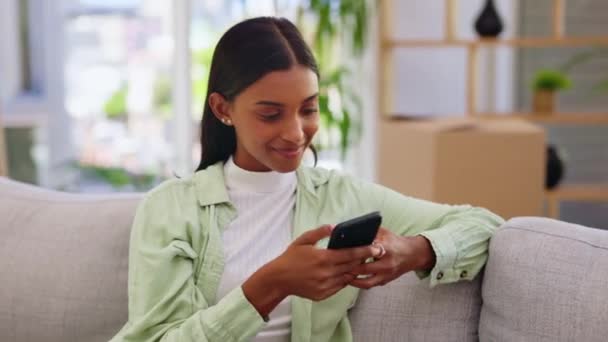 Telefone Redes Sociais Mensagem Texto Com Uma Mulher Sofá Sala — Vídeo de Stock
