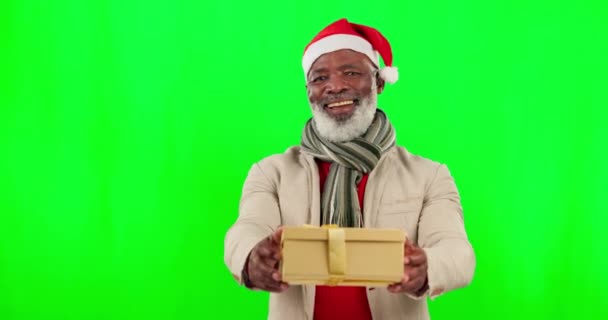 圣诞节 礼物和男人在一个工作室与绿色屏幕与节日的帽子庆祝活动 一个非洲高级男模的快乐 微笑和画像 他带着圣诞节礼物 背景是彩色的 — 图库视频影像