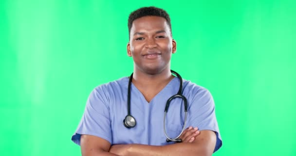 Twarz Uśmiech Pielęgniarki Czarny Mężczyzna Ramionami Skrzyżowanymi Zielonym Ekranie Studiu — Wideo stockowe