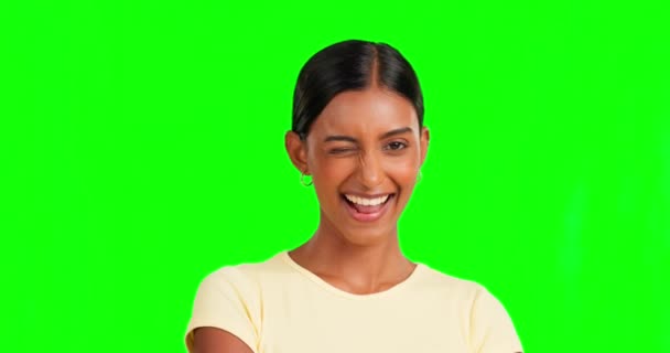 Милая Зеленый Экран Индийская Женщина Улыбкой Подмигивающая Веселая Фоне Студии — стоковое видео
