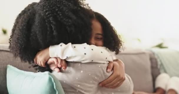 Felicità Amore Mamma Abbracciano Suo Figlio Mentre Rilassano Divano Nel — Video Stock