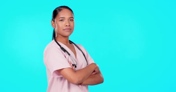 交叉双臂 医生和女医务人员在工作室为蓝色背景的保险 信托和健康服务 健康和医疗方面的女性工作人员的模拟空间 保健和肖像 — 图库视频影像