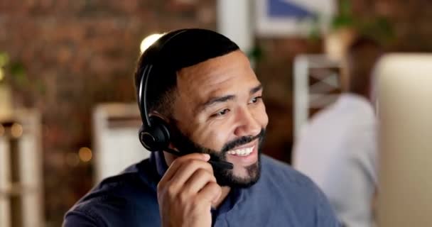 Adamı Çağrı Merkezi Gece Müşteri Hizmetlerinde Kulaklıkla Danışmanlık Yerinde Tele — Stok video