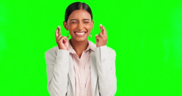 緑の画面 幸運なプロモーションのスタジオで女性 指が交差し 興奮した顔 良いニュース 絵文字や手の願い 勝利と宝くじ賞のための幸せな若い女性の希望の肖像画 — ストック動画