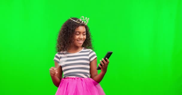 電話で良いニュースを祝うために緑の画面を持つスタジオでプリンセス 幸せと子供 魔法と妖精のコスプレ衣装と携帯電話で女の子の子供クロマキー背景 — ストック動画