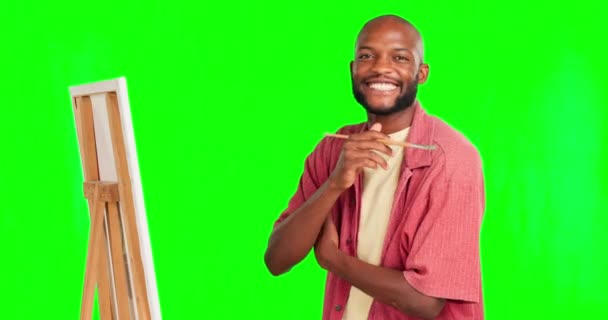 Полотно Черный Человек Лицо Зеленым Экраном Кистью Чувствующие Себя Счастливыми — стоковое видео