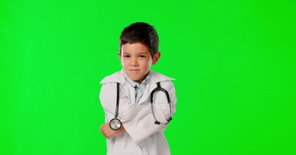 在保健或保险工作室的绿色屏幕背景上的肖像 儿童和一名儿童医生 孩子们 笑着和药 抱着一个小男孩的胳膊 高兴地期待着医疗 — 图库视频影像