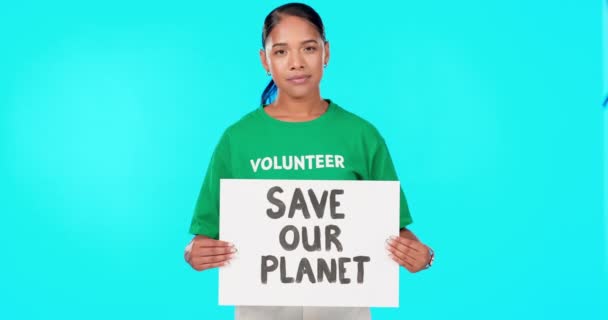 Klimatförändring Global Uppvärmning Och Kvinna Med Affisch Blå Bakgrund Miljö — Stockvideo