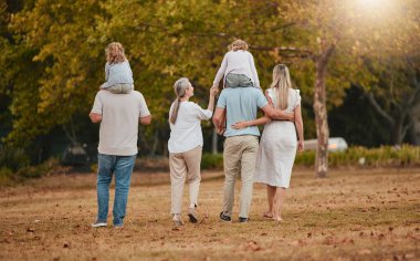 Büyük aile, park ve doğa yürüyüşü anne, büyükbaba ve çocukların sevgi ve özenle. Mutlu aile, açık hava ve sonbahar gezisi büyükannesi, babası ve kızıyla birlikte..