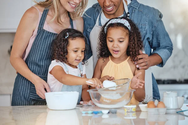 Αγάπη Γονείς Και Κορίτσια Στην Κουζίνα Ψήσιμο Και Την Ευτυχία — Φωτογραφία Αρχείου