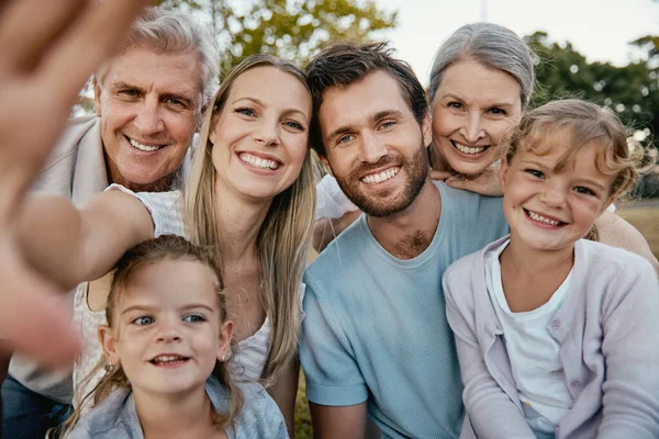 Μεγάλη Οικογένεια Προσωπογραφία Χαμόγελο Και Selfie Για Την Ευτυχισμένη Ποιότητα — Φωτογραφία Αρχείου