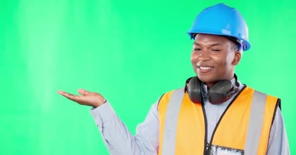 スタジオの背景に隔離された緑のスクリーンにスペースを持つモックアップ 広告の背景にモックアップ表示アフリカの労働者の幸せ エンジニアリングと顔の肖像画 — ストック動画