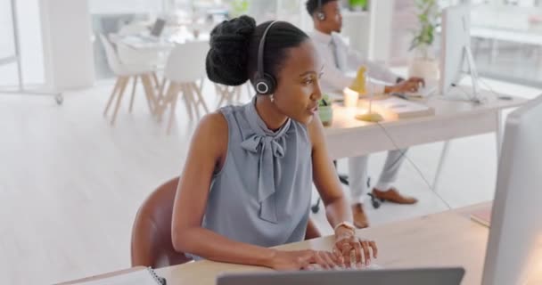 电话推销黑人妇女的计算机 沟通和咨询 与黑人妇女交谈 咨询或进行销售宣传 在在线服务台工作的呼叫中心 客户支持或客户服务顾问 — 图库视频影像