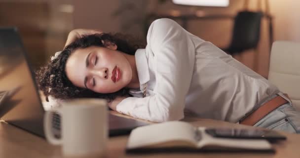 Fáradt Üzletasszony Éjszakai Alvás Kiégéssel Stresszel Alacsony Energiával Esténként Fáradtság — Stock videók