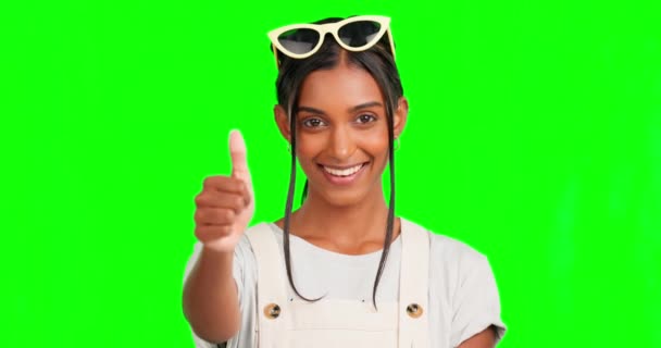 兴高采烈的大拇指 绿色的屏幕脸和女人用肯定的表情祝贺 干得漂亮或同意 工作室背景中的得奖者肖像 成功满意度和关键女性 — 图库视频影像
