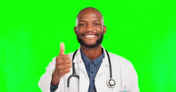 医師の親指アップ 緑の画面の顔と健康的な医学的結果 医療とよく行われるための黒人の満足度 モックアップポートレート おめでとうと男性クロマキー外科医上のスタジオ背景 — ストック動画