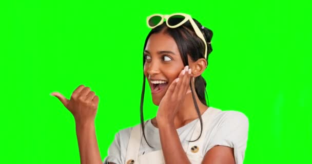 绿色银幕上 惊喜而快乐的女性指向商业促销 广告空间或营销模型 工作室背景中令人震惊的肖像画 产品置放交易和彩色关键女性 — 图库视频影像