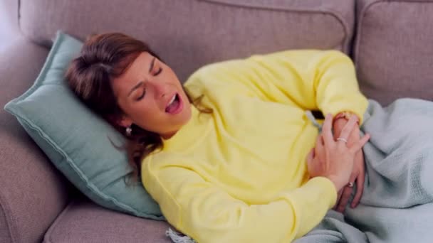 Gyomorfájás Pms Boldogtalan Egy Kanapén Szenved Probléma Endometriózis Vagy Kellemetlen — Stock videók