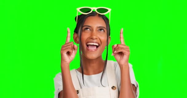 Kobieta Zielonym Ekranem Podekscytowana Twarzą Wskazująca Reklamę Przestrzeń Reklamową Lub — Wideo stockowe