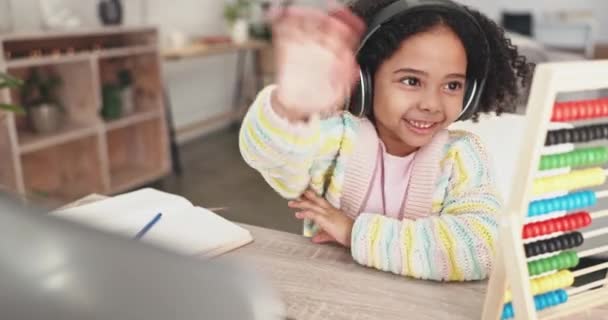 Chamada Vídeo Educação Line Criança Laptop Acenam Olá Com Fones — Vídeo de Stock