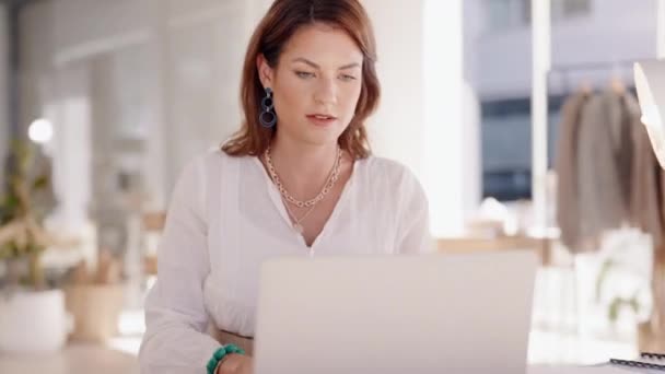 Design Gépelés Laptop Műhelyben Gondolkodás Tervezés Stratégia Digitális Szakértő Női — Stock videók