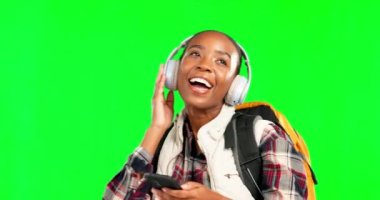Yeşil ekran, dans ve müzik dinleyen ya da internetten yayın yapan ya da mobil uygulama kullanan siyahi bir kadın. Öğrenci, kulaklık ve kadın stüdyoda telsiz ya da ses için telefon kullanıyor..