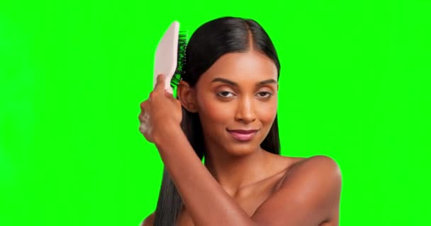 一个有自理能力的年轻女性的浓浓的头发 女人和绿色的屏幕肖像 工作室背景 仪容整洁 理发的人 刷牙时感觉放松 — 图库视频影像