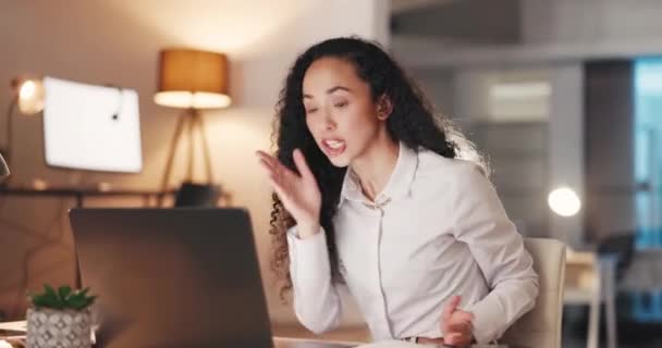一个女人在办公室里生气的 视频电话和工作上的争斗 从项目错误中被分解 笔记本电脑 在线和商业女性在夜间因数据问题和投资风险而精疲力竭 压力大 — 图库视频影像