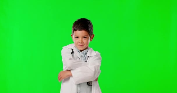 在保健或保险工作室的绿色屏幕背景上的肖像 孩子和一名男医生 交叉双臂和药物 一名男孩看上去对治疗很认真 — 图库视频影像