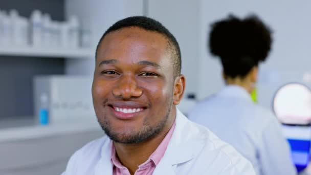 Arc Kutató Fekete Ember Laborban Egészségügyi Innovációs Adatok Elemzésére Tudományos — Stock videók