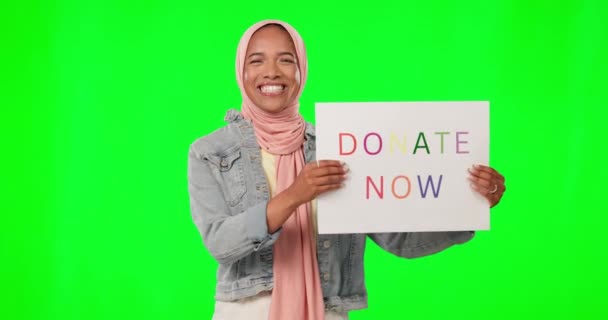 伊斯兰教 海报和捐赠的绿色屏幕为人类在工作室里带来了幸福 穆斯林 年轻女性和有食宿 肖像和快乐背景的慈善纸签 — 图库视频影像