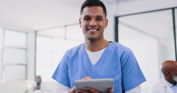 Cara Homem Enfermeira Com Tablet Hospital Para Pesquisa Saúde Internet — Vídeo de Stock